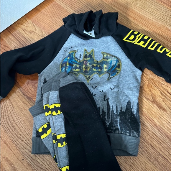 4T Batman Sweatpants/Sweatshirt set - lightly used - Picture 1 of 1